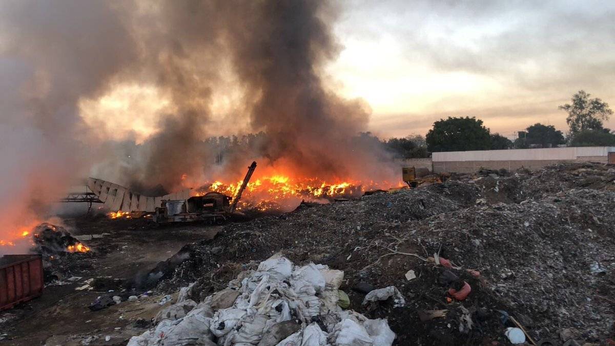 Combaten por 12 horas incendio en una planta recicladora