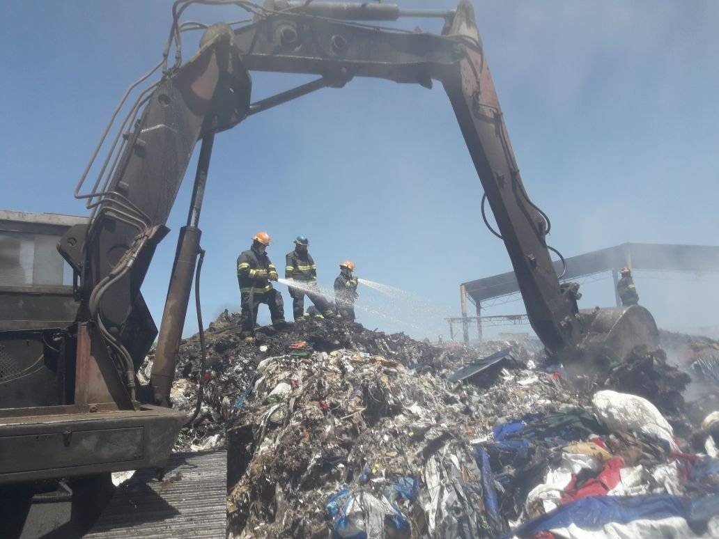 Combaten por 12 horas incendio en una planta recicladora