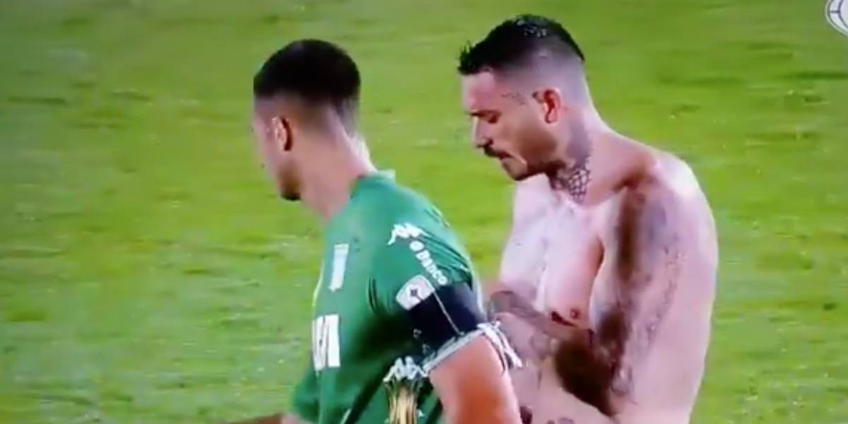 Pinilla explica su comentado intercambio de camisetas con arquero de Racing Pinilla explica su comentado intercambio de camisetas con arquero de Racing