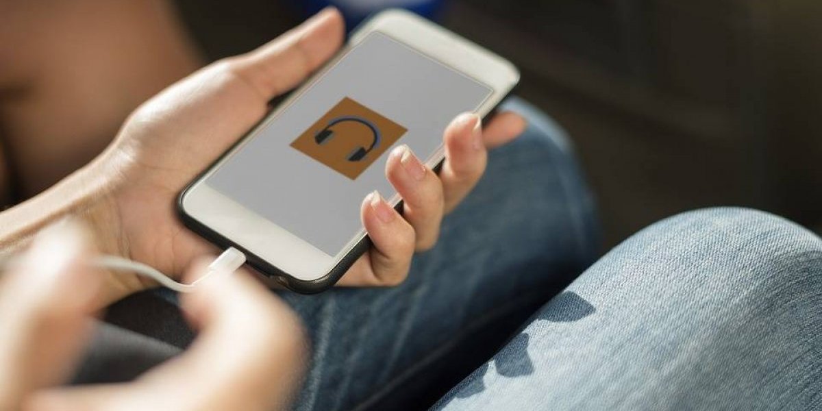 Usar un cargador de diferente marca a la de tu celular es peligroso: ¿Verdad o mito?