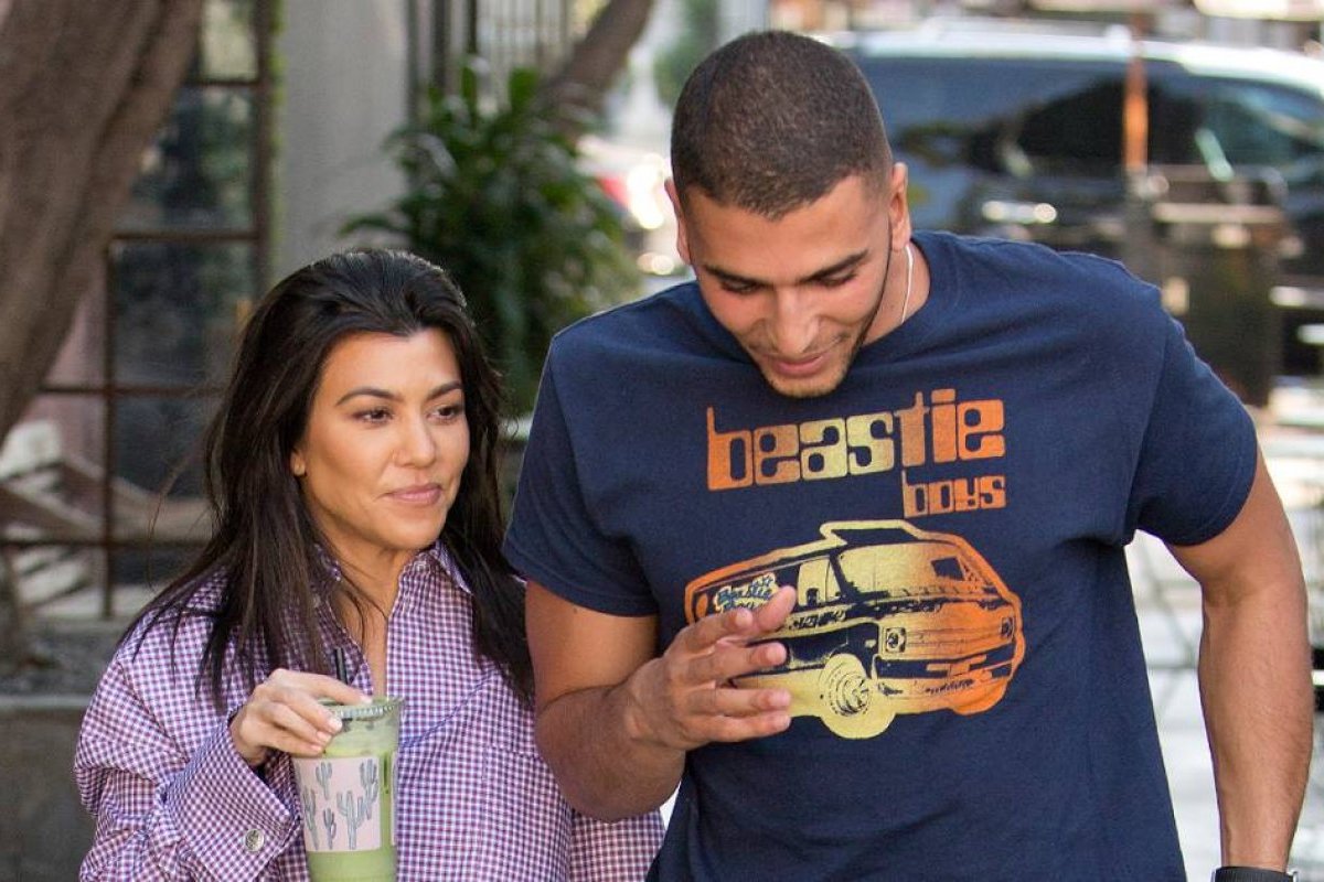 Kourtney Kardashian Publica Candente Foto Junto A Su Joven Novio