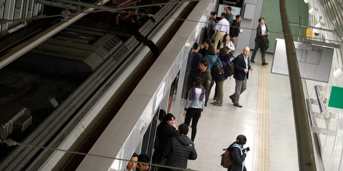 Pasajera de Metro denunció agresiva acción de guardia en su contra