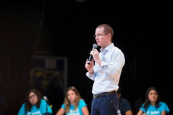 Ricardo Anaya es cuestionado por estudiantes en Jalisco