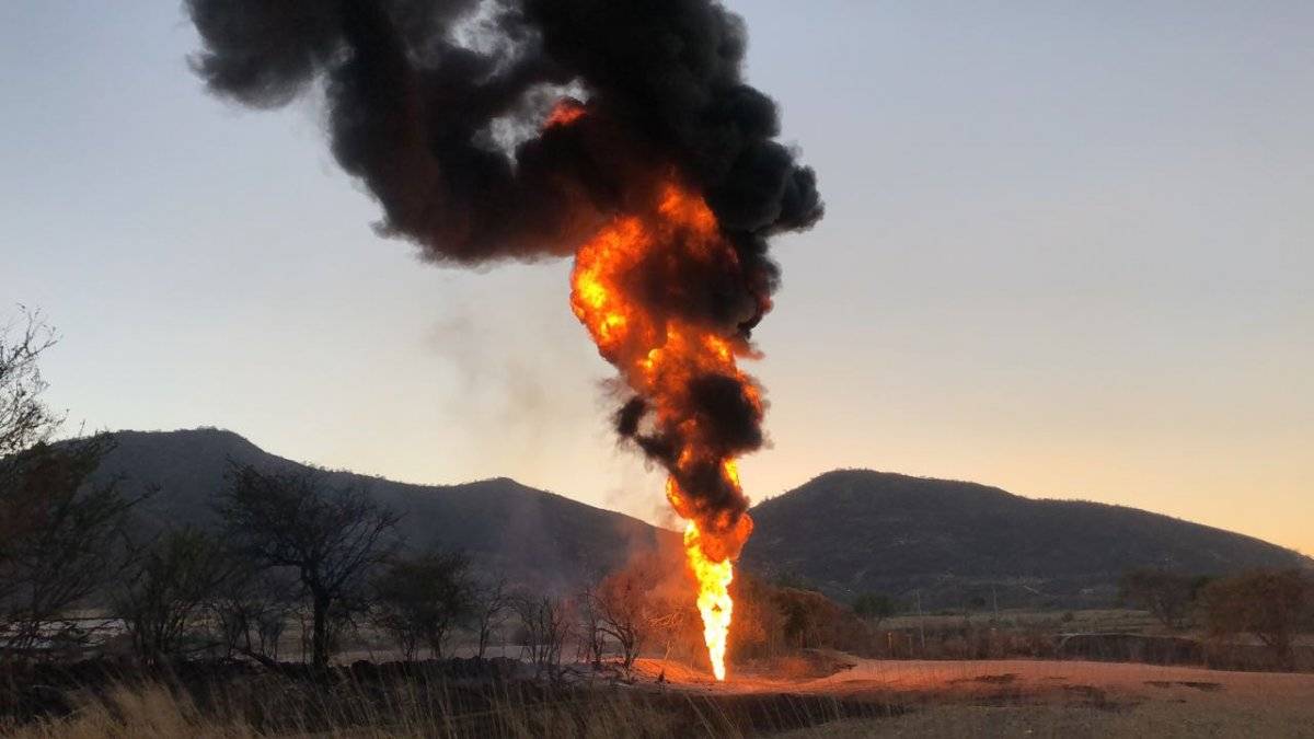 Sofocan incendio en toma clandestina de Tlajomulco