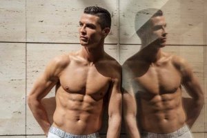 https://www.publimetro.com.mx/mx/publisport/2018/05/25/novia-me-dice-estoy-buenisimo-cr7-festejos-sin-playera.html