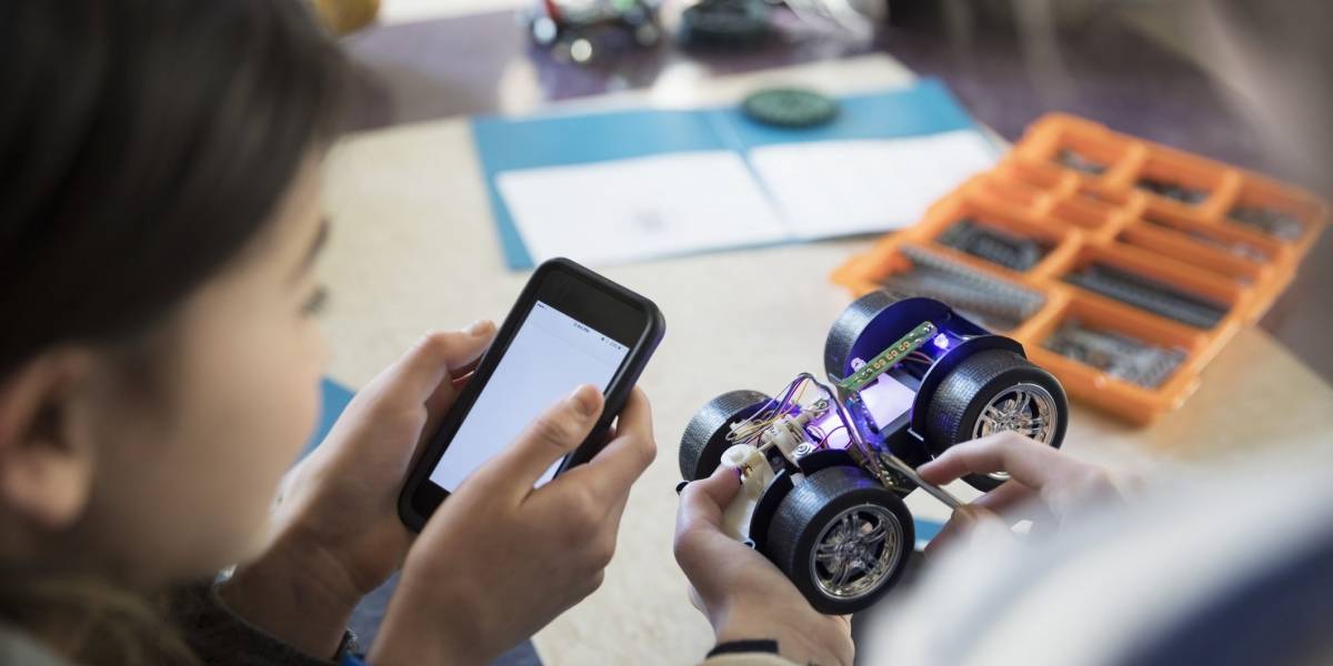 Uso excesivo de celulares "disminuiría desempeño" escolar, según universidad chilena