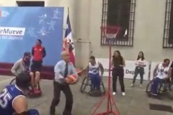Presidente confunde a histórico del Ballet Azul con modisto nacional — Piñericosas