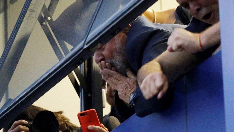 Lula saluda a simpatizantes