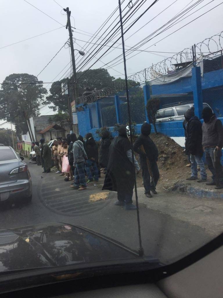Vecinos encapuchados