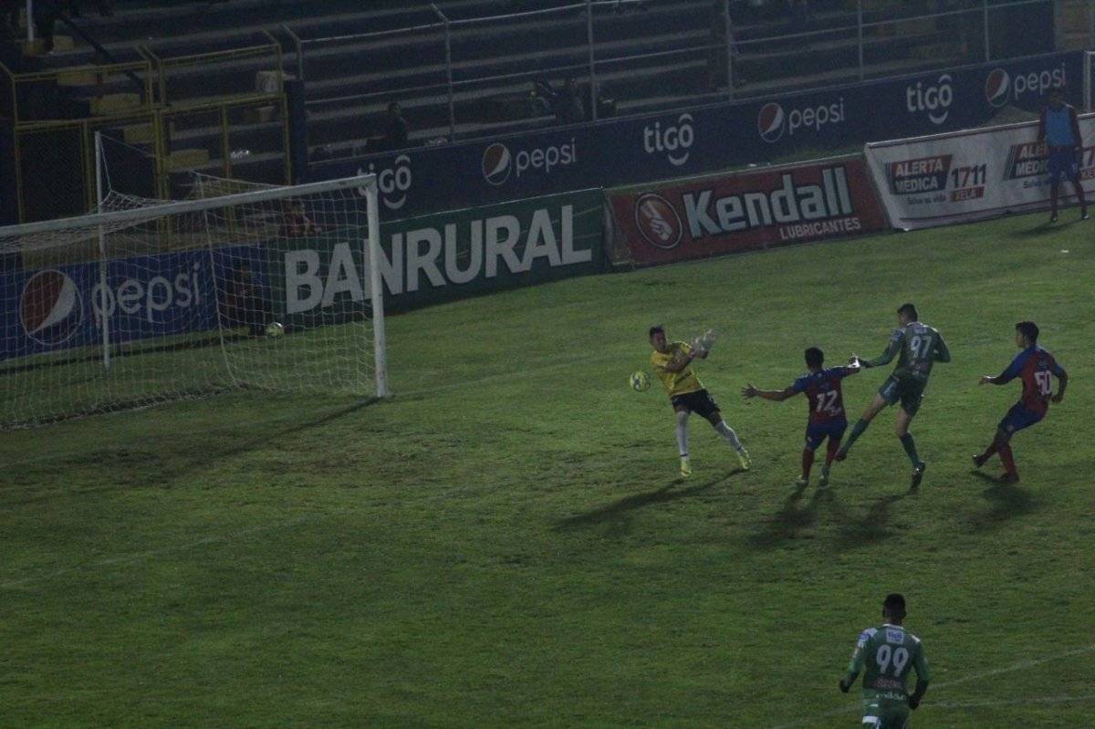 Arce venció tres veces a los chivos.
