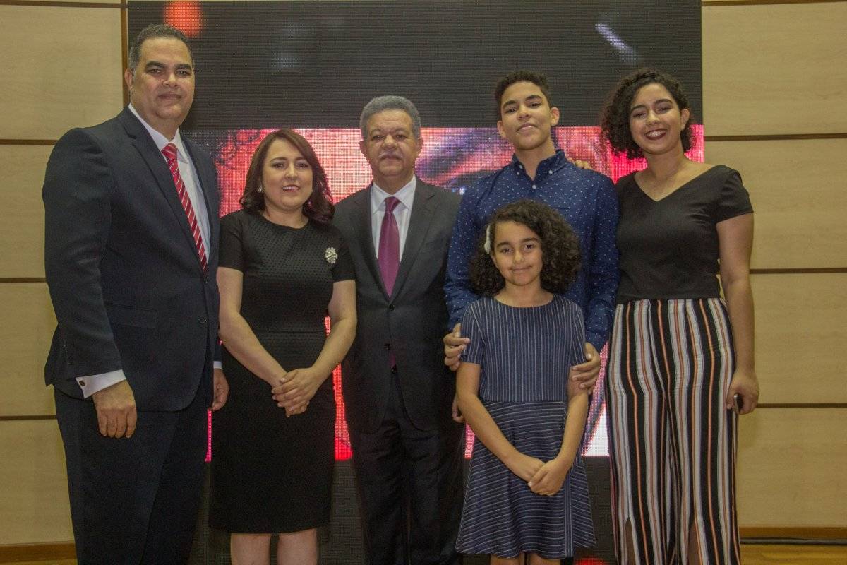 Máximo Jiménez junto a Emelyn Baldera, Leonel Fernández y sus hijos Maxwell, Maxlyn y María José Jiménez Baldera. FUENTE EXTERNA