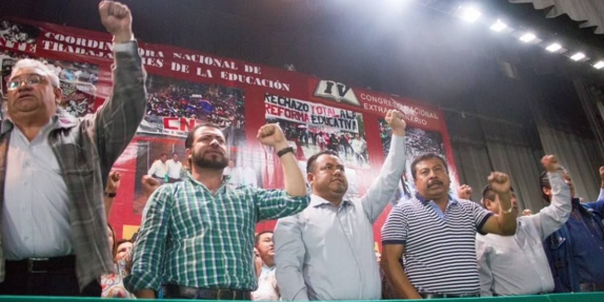 CNTE toma casetas de peaje
