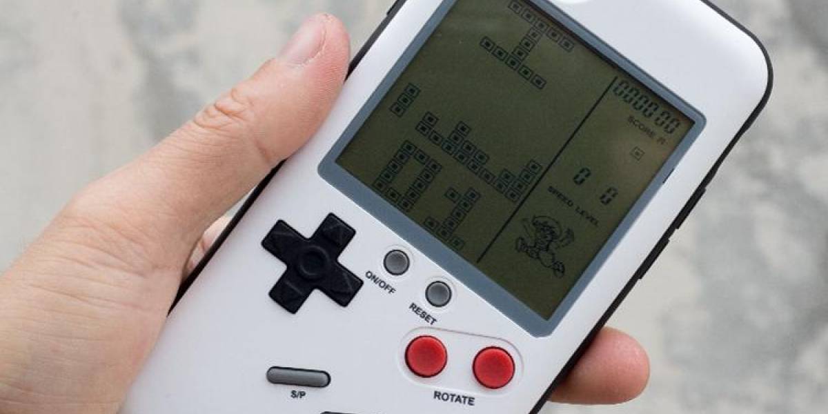 ¿iPhone o Game Boy? Esta carcasa es el típico "9999 juegos en 1"
