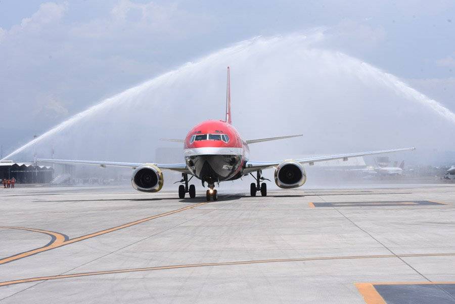 El avión que transporta el trofeo de la Copa del Mundo