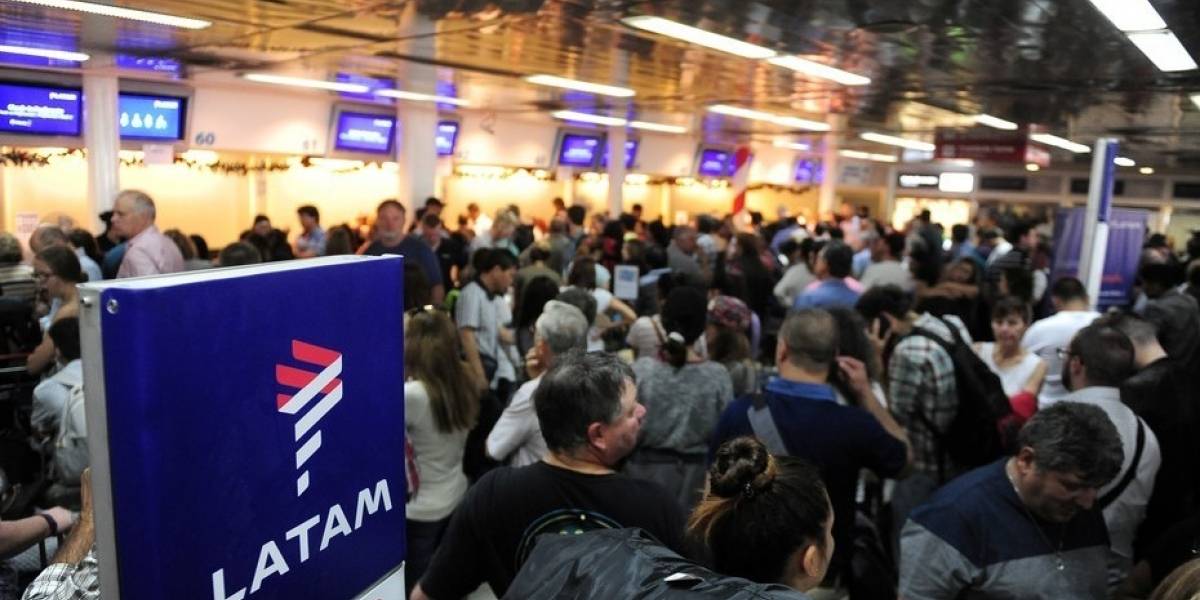 Latam contra la pared: la oficiaron por incumplimiento de vuelos y su rival se aprovecha de huelga legal