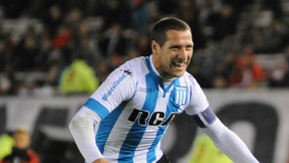 Luciano Aued, con la jineta de capitán vistiendo la camiseta de Racing Club / Foto: Twitter