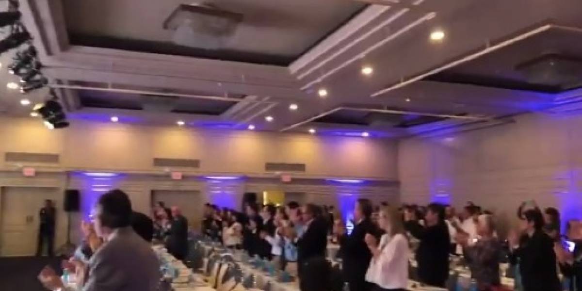 SIP interrumpe reunión y aplaude de pie a periodistas ecuatorianos