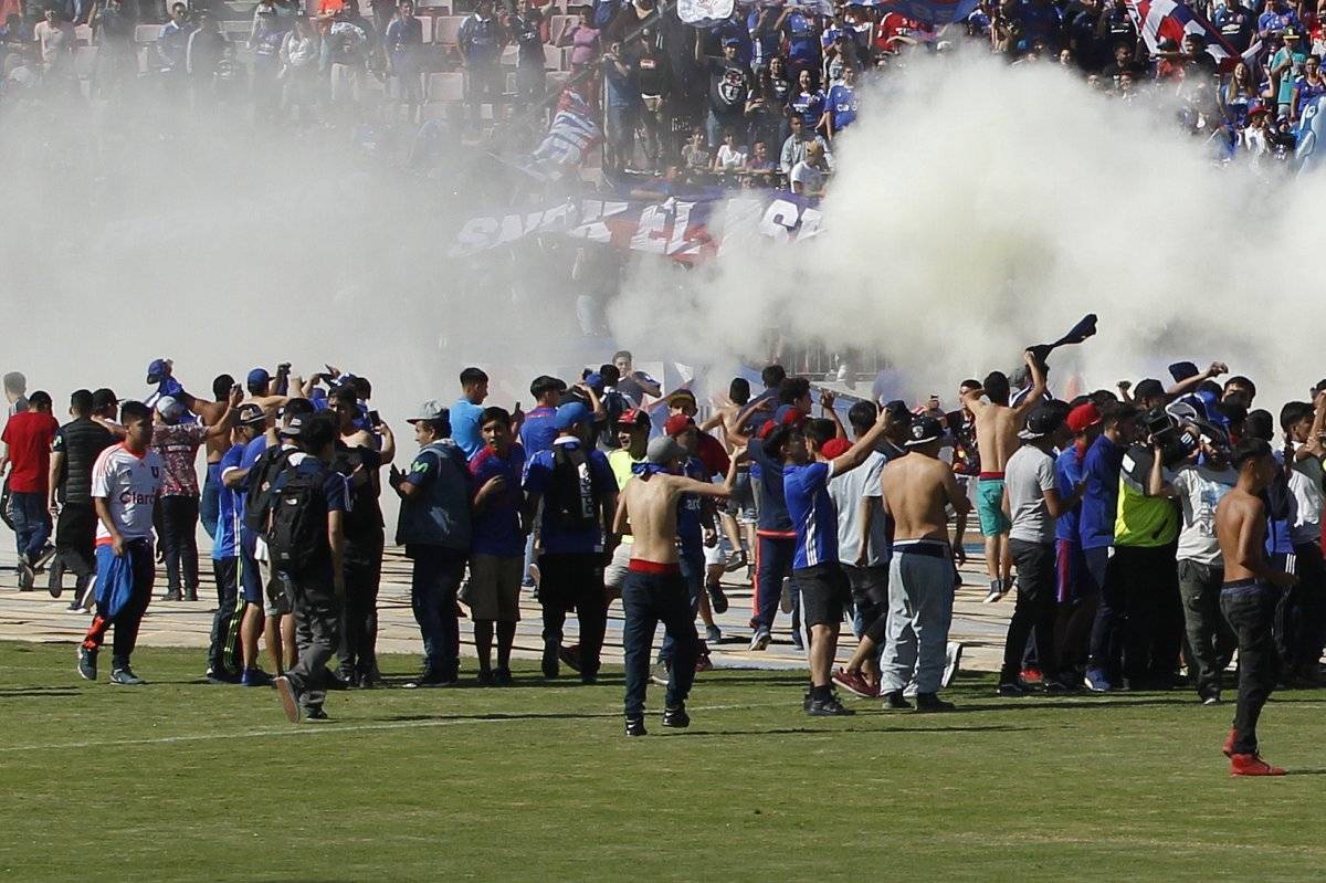 Los hinchas ingresaron a la cancha del Nacional / imagen: Photosport
