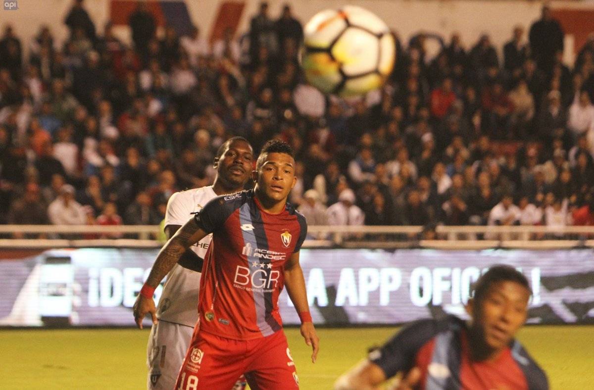 Partido Liga vs Nacional desde el estadio Rodrigo Paz Delgad