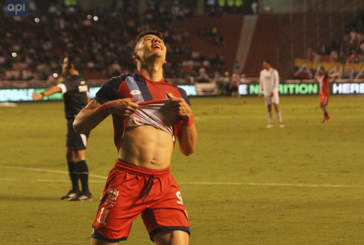 Partido Liga vs Nacional desde el estadio Rodrigo Paz Delgad