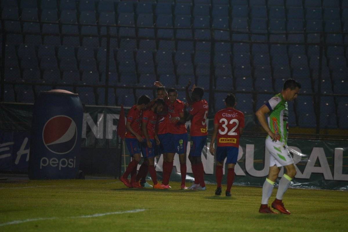 Jugadores rojos celebran un gol