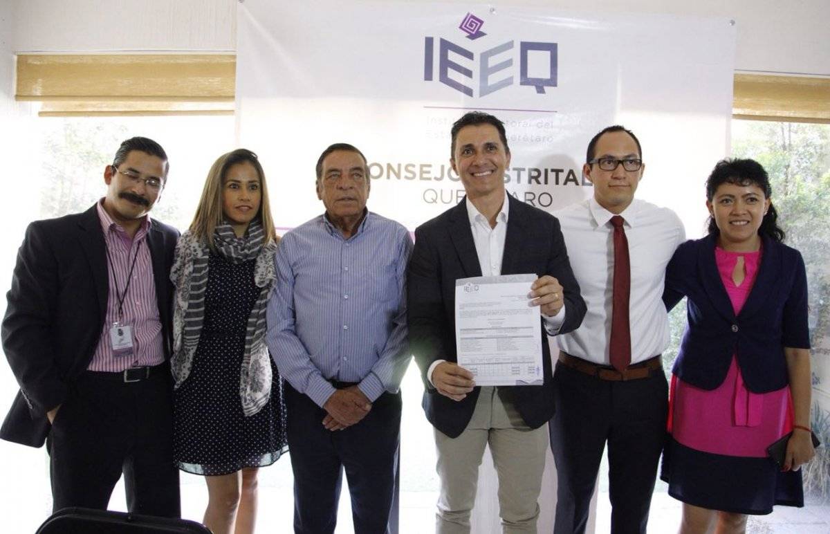 Acompañado de su esposa, Janet Méndez de Ríos y su hijo Adolfo, el candidato a presidente municipal de Querétaro se presentó en el Consejo Distrital 01 del IEEQ