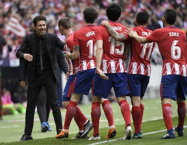 Simeone festeja con sus jugadores.