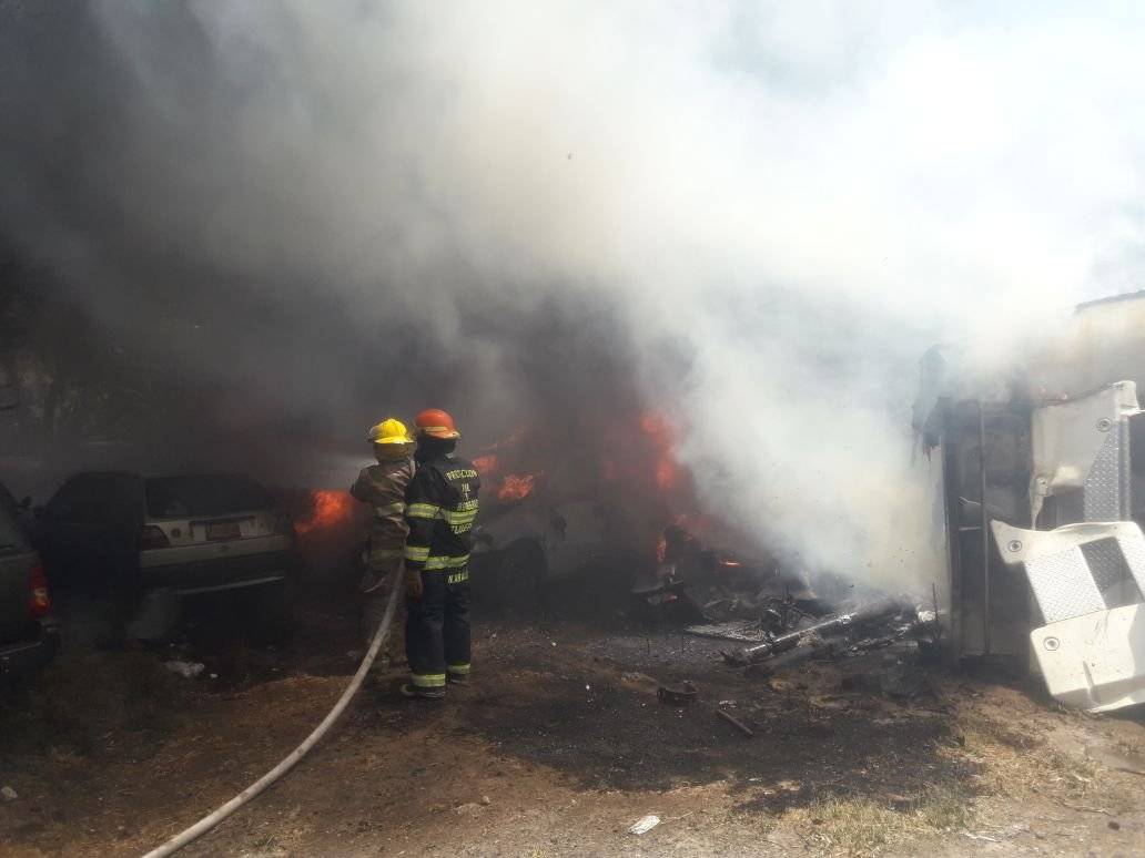 Se incendia predio donde guardaban coches asegurados