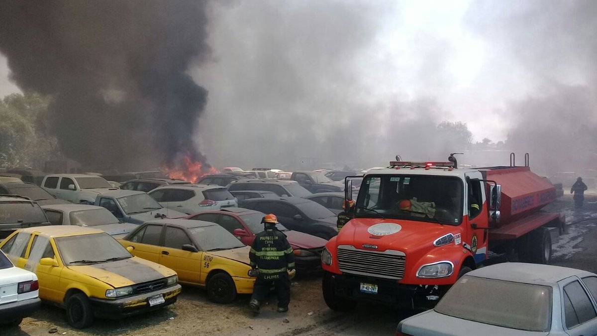 Se incendia predio donde guardaban coches asegurados