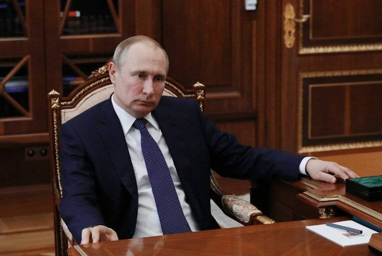 Vladimir Putin con un gesto serio