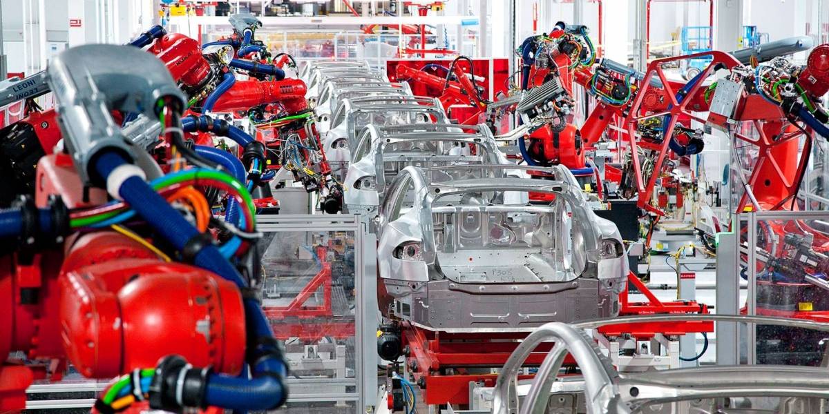 Elon Musk cree que los robots causaron el retraso en la producción del Tesla Model 3