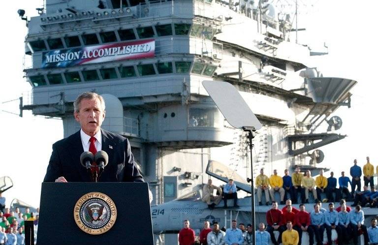 George W. Bush a bordo del portaaviones USS Abraham Lincoln