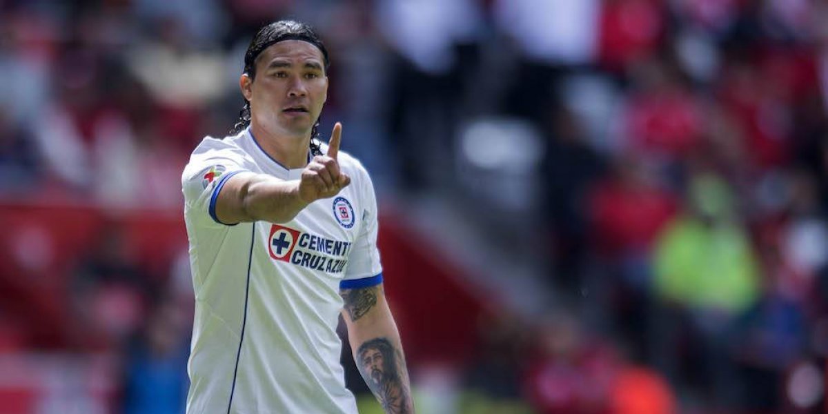 Gullit Peña compra cerveza tras entrenamiento Gullit Peña compra cerveza tras entrenamiento