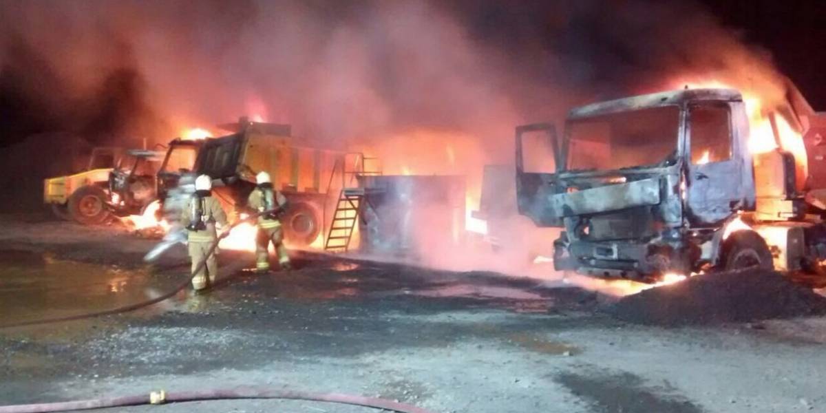 Nuevo ataque incendiario en La Araucanía encapuchados queman 12 camiones y cuatro retroexcavadoras