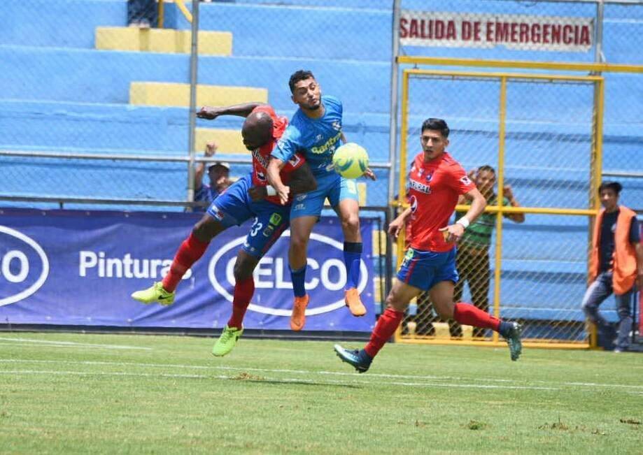Baloy y Guerra disputan un balón
