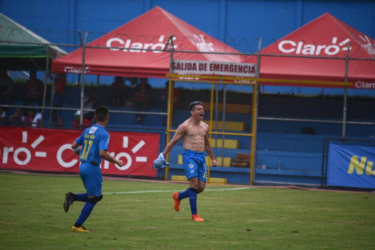 Betancourt celebra su gol