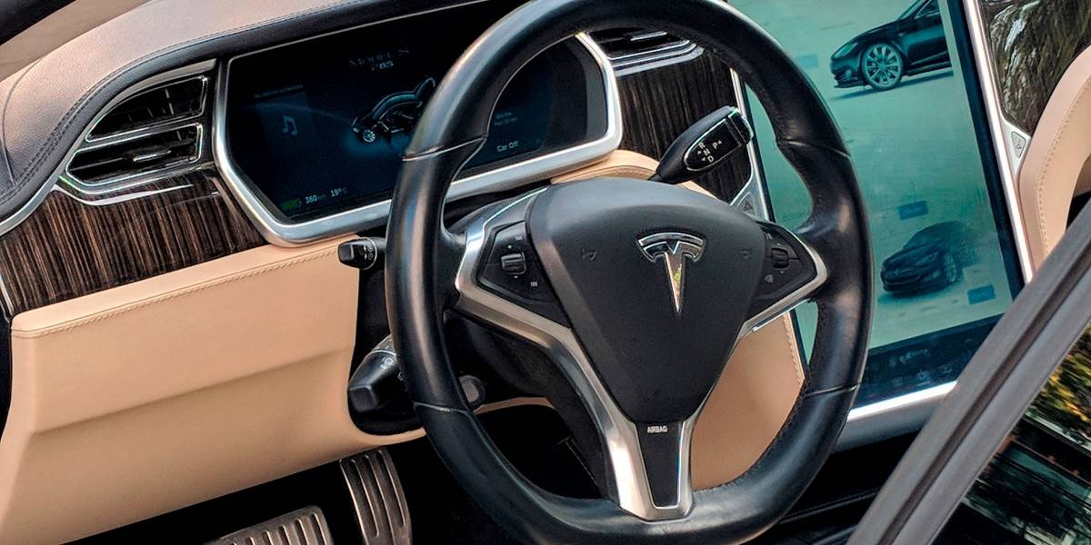 Un Tesla se accidenta (otra vez) en piloto automático