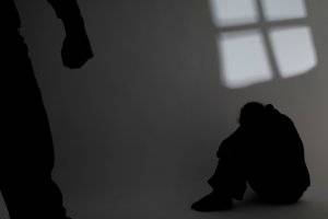 “Regaló” a su hija a unos amigos y junto con ellos la violó durante 18 horas