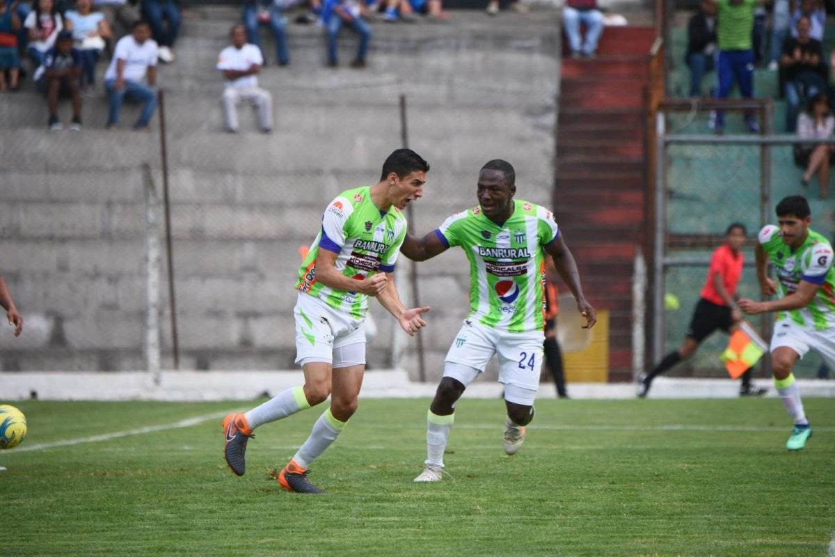Allen Yanes anota un gol