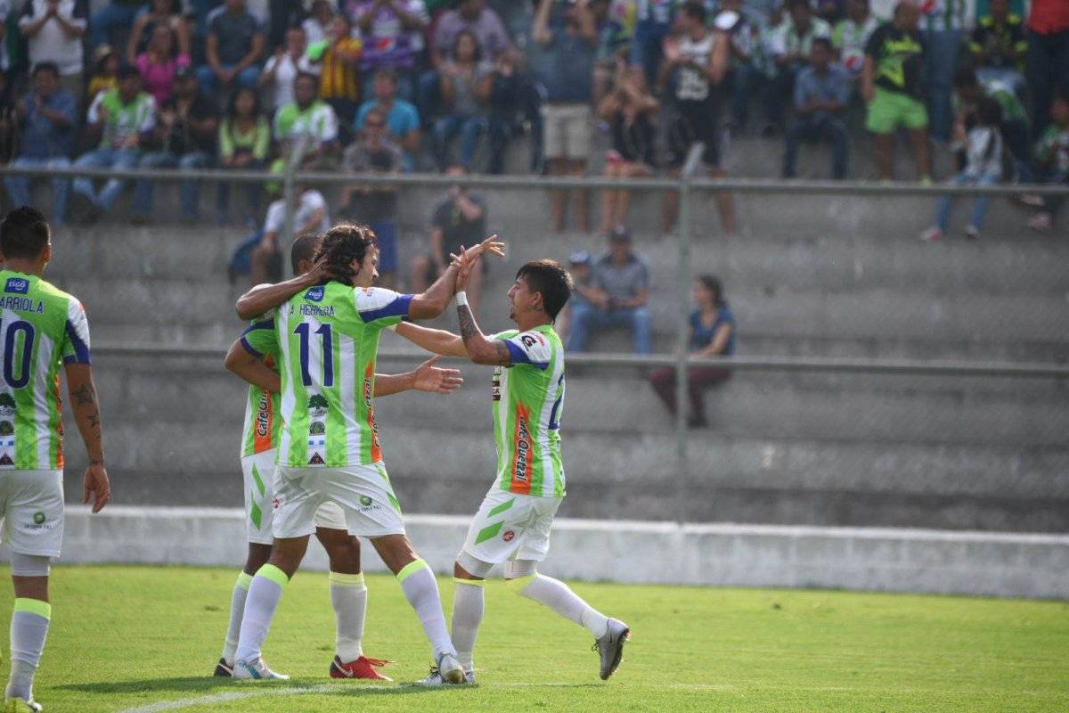 Alejandro Díaz celebra su gol ante Suchi
