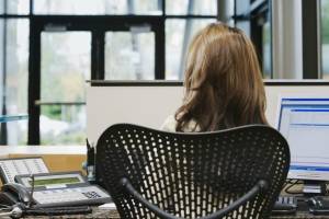 Postuló a un trabajo de secretaria de dirección y le pidieron fotos de cuerpo entero para “apreciar su físico” y mantener “relaciones esporádicas” con su jefe