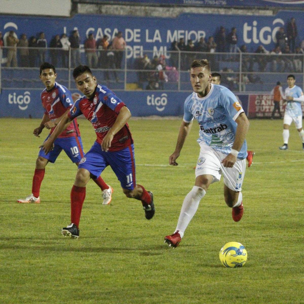 El argentino Cristian Hernández en un duelo contra Xela