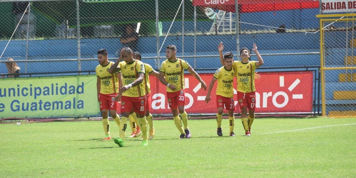 Los jugadores leones celebran