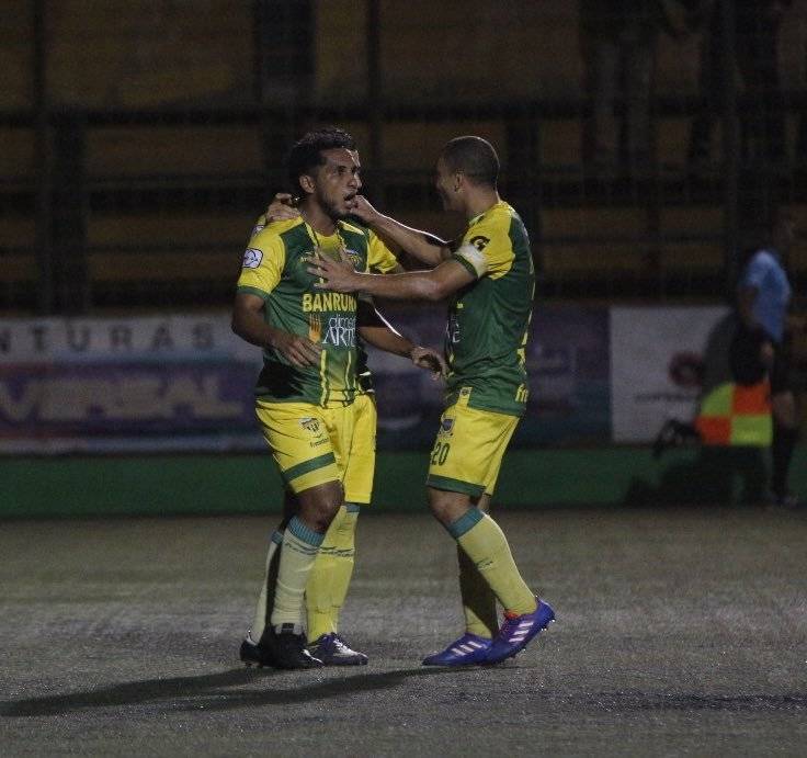 Juan Valenzuela festeja con Janderson Pereira