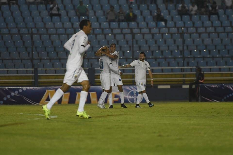 Isaac Acuña celebra su segundo gol del juego