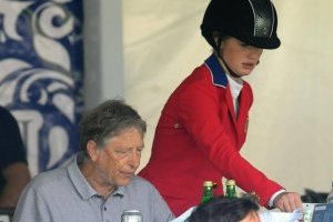 Bill Gates asiste a México para apoyar a su hija en encuentro hípico