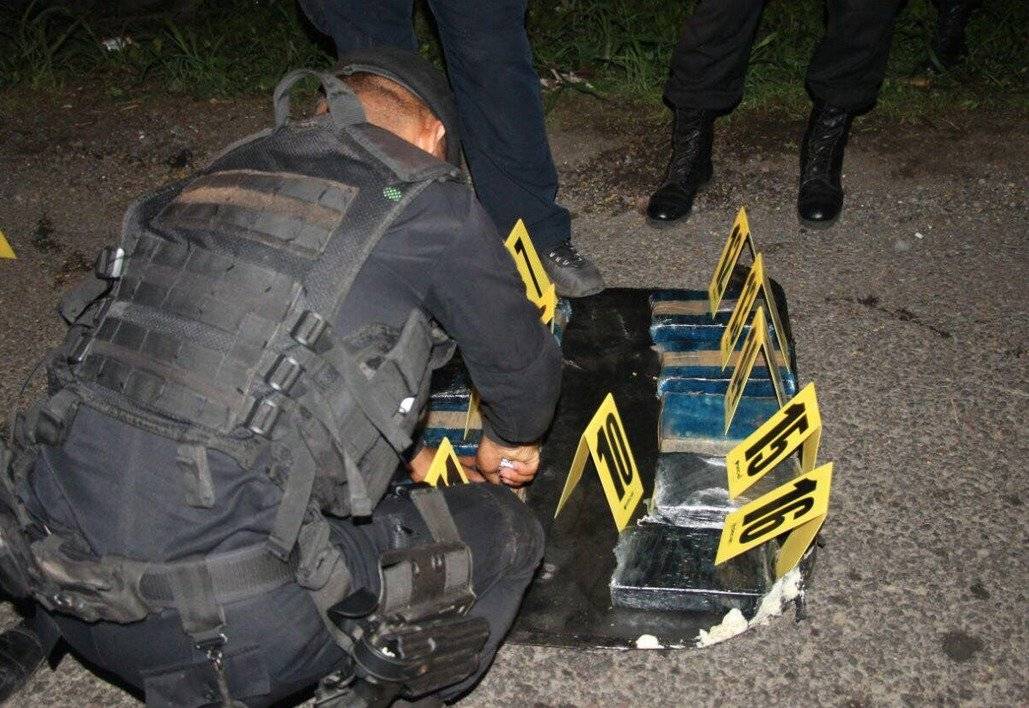 Los agentes revisan cada paquete encontrado en el vehículo.