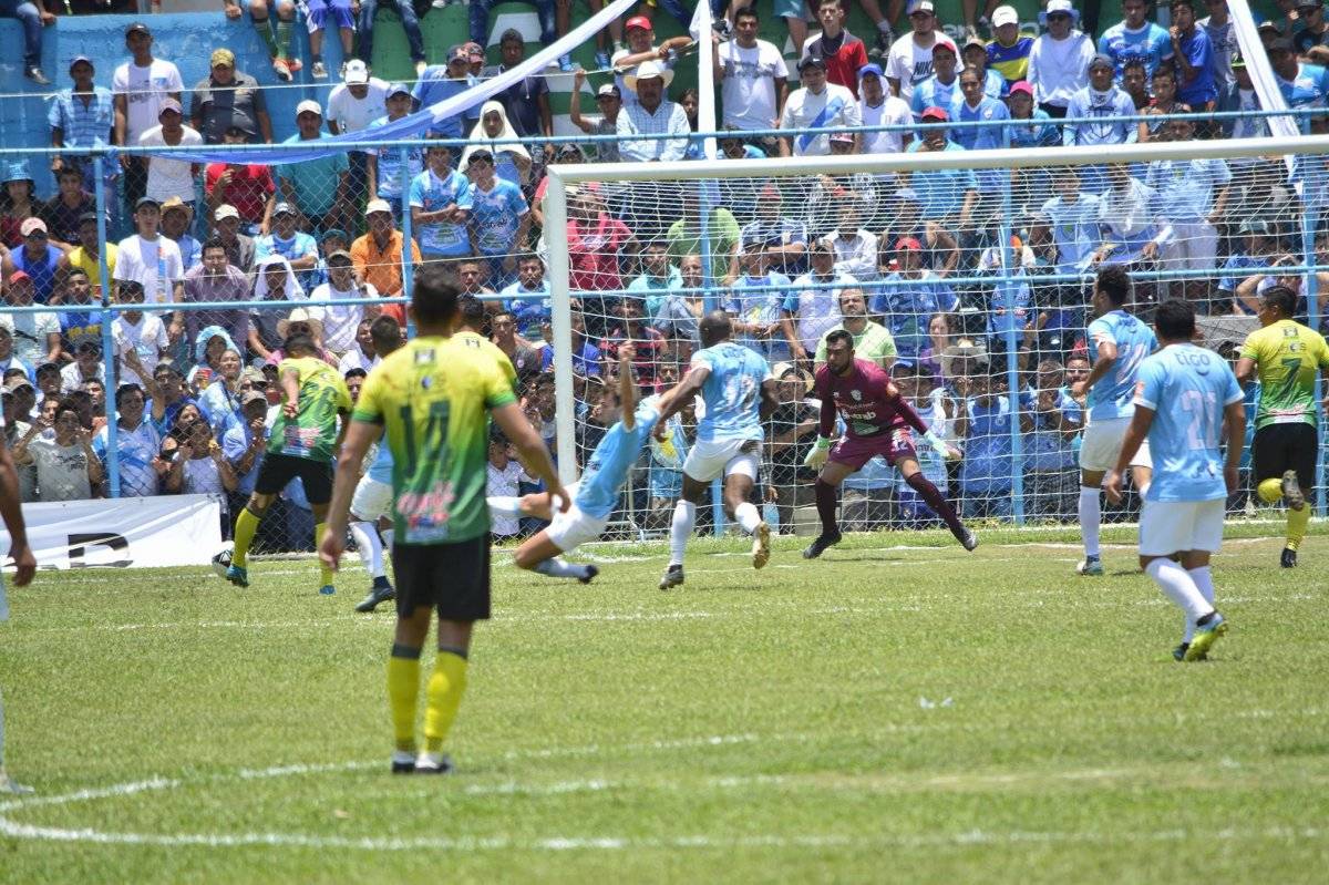 Una acción del partido entre Sanarate y Guastatoya