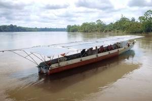 A canoa solar na Amazônia que ajuda comunidades a navegar sem gasolina pela selva