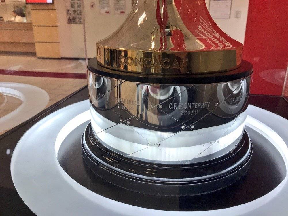 Fotogalería: Los tapatíos disfrutan el trofeo de Concacaf